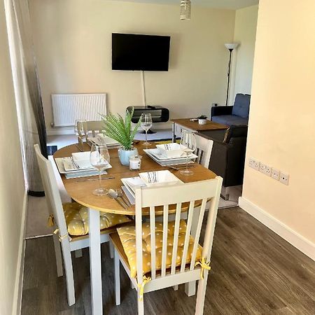 Spacious 2-Bedroom House With Free Parking 채텀 외부 사진