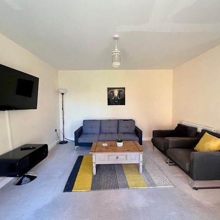 Spacious 2-Bedroom House With Free Parking 채텀 외부 사진