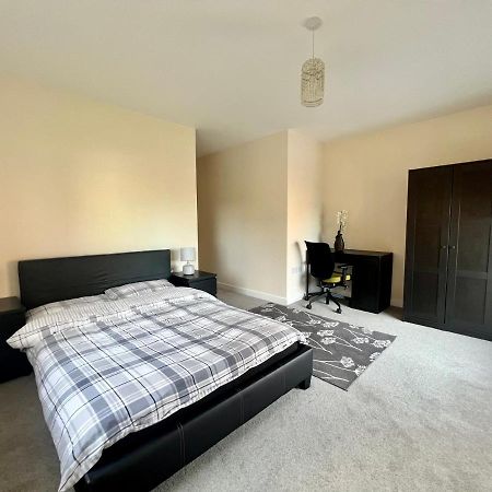 Spacious 2-Bedroom House With Free Parking 채텀 외부 사진