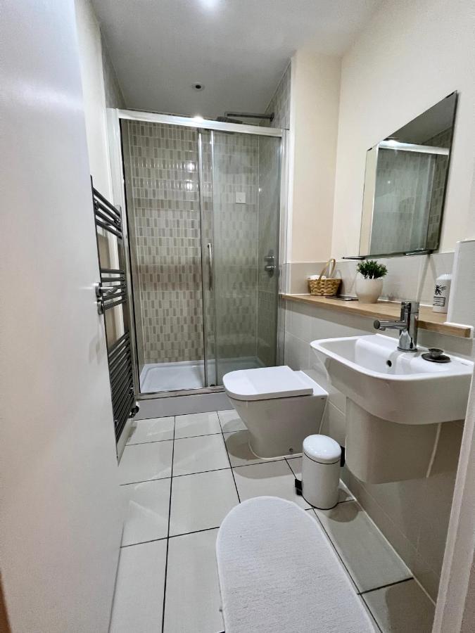 Spacious 2-Bedroom House With Free Parking 채텀 외부 사진