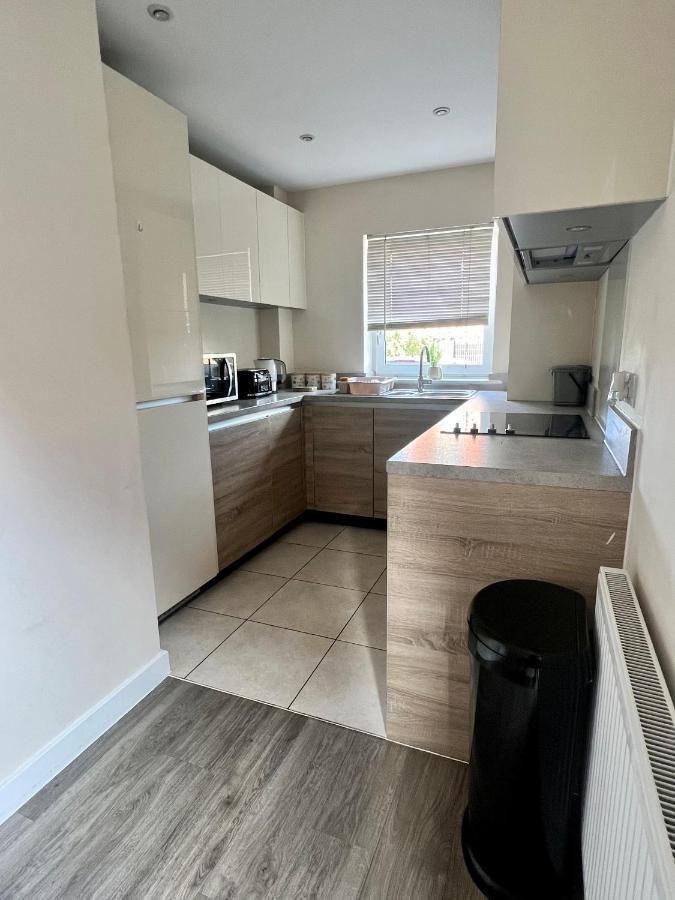 Spacious 2-Bedroom House With Free Parking 채텀 외부 사진