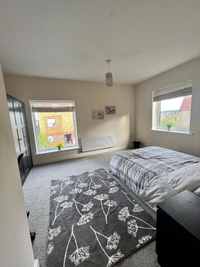 Spacious 2-Bedroom House With Free Parking 채텀 외부 사진