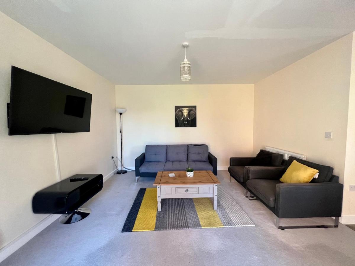 Spacious 2-Bedroom House With Free Parking 채텀 외부 사진