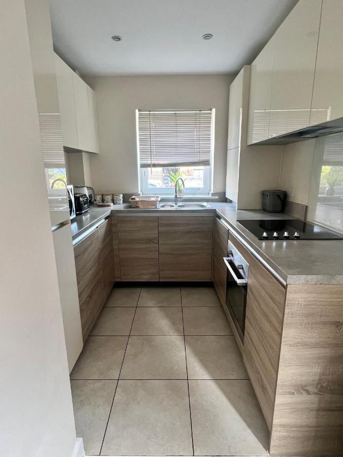 Spacious 2-Bedroom House With Free Parking 채텀 외부 사진