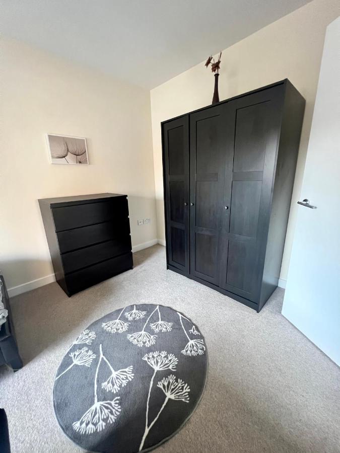 Spacious 2-Bedroom House With Free Parking 채텀 외부 사진