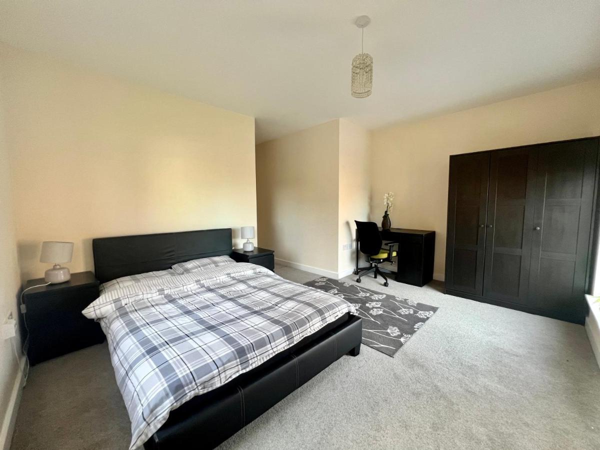 Spacious 2-Bedroom House With Free Parking 채텀 외부 사진