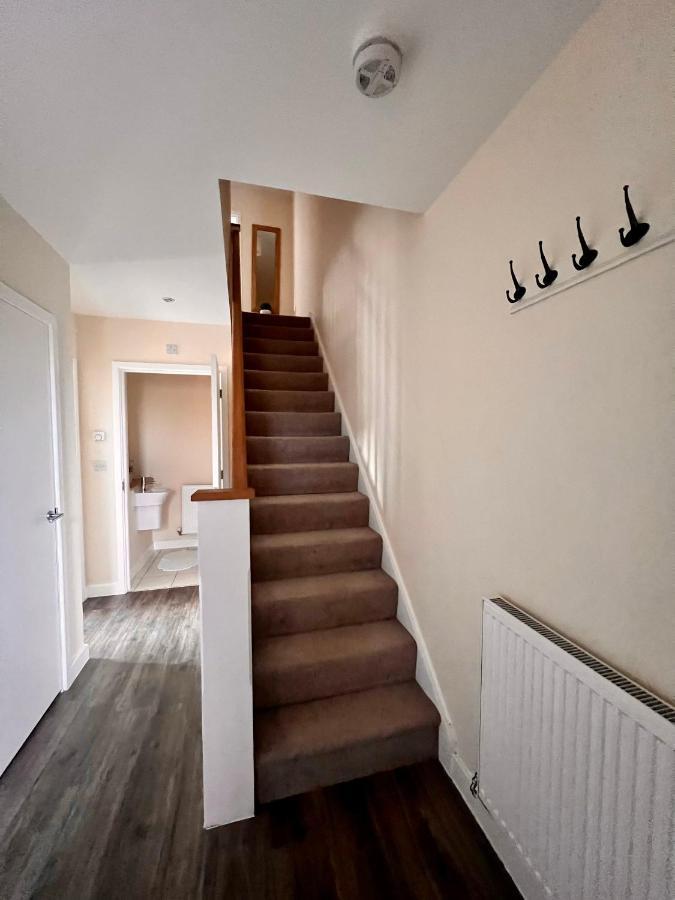 Spacious 2-Bedroom House With Free Parking 채텀 외부 사진