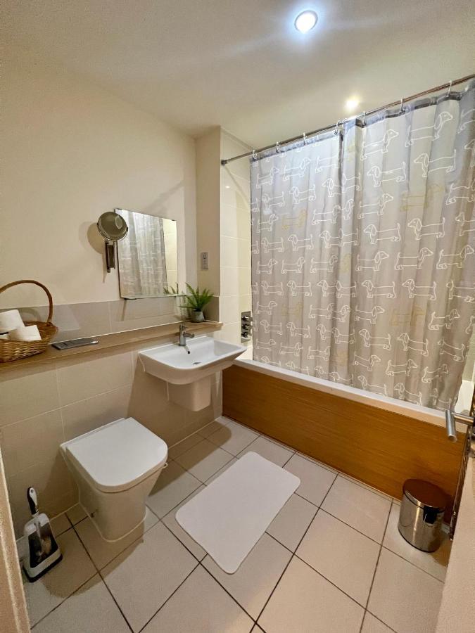 Spacious 2-Bedroom House With Free Parking 채텀 외부 사진