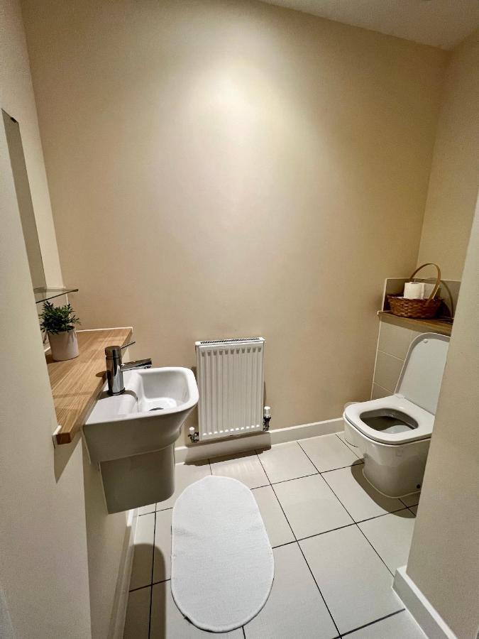 Spacious 2-Bedroom House With Free Parking 채텀 외부 사진